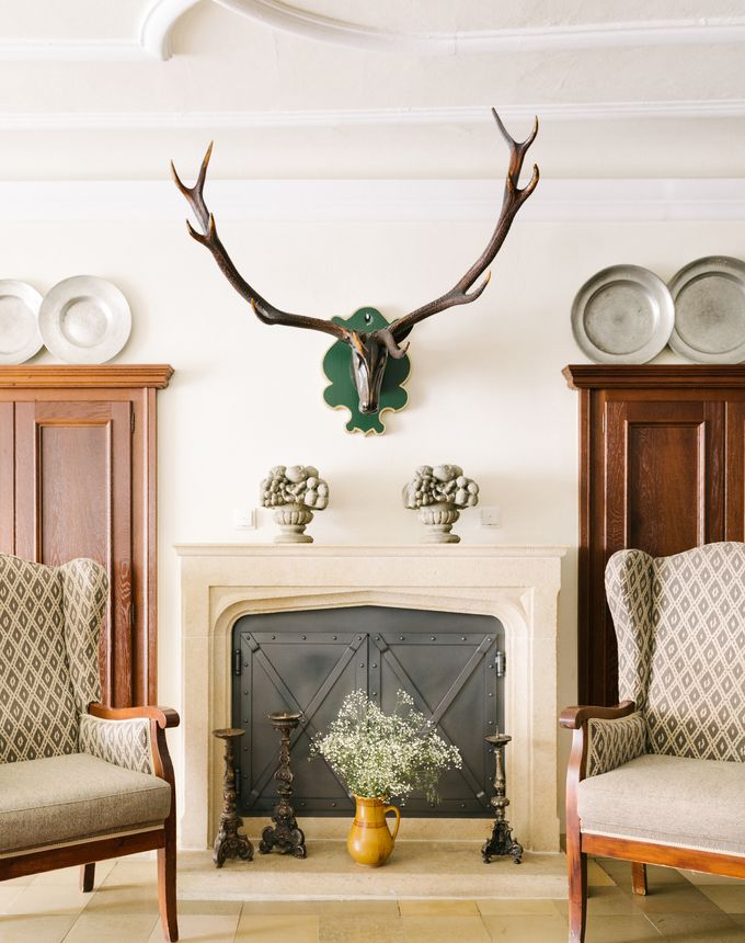 Kamin mit gemütlicher Sitzgelegenheit Kamin mit gemütlicher Sitzgelegenheit